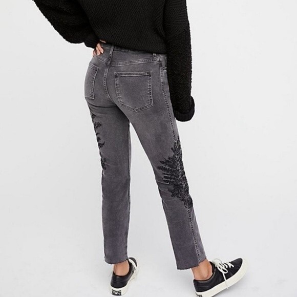 We The Free For Free People Grey Floral Embroidered Girlfriend Jeans Size 28 - Picture 2 of 16